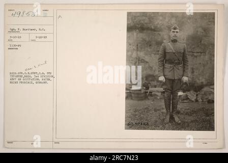 Brigadegeneral Ora E. Hunt, kommandierender Offizier der 5. Infanteriebrigade in der 3. Division der Besatzungsarmee, wird in Mayen, Provinz Rhein, Deutschland, fotografiert. Das Foto zeigt Sergeant P. Buettner, Signal Corps, und wurde am 10. März 1919 aufgenommen. Das Bild ging am 30. November 1919 ein und erhielt die Identifikationsnummer 49853. Stockfoto