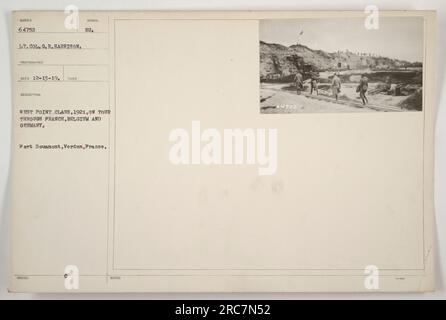West Point-Klasse von 1921 auf einer Tour durch Frankreich, Belgien und Deutschland. Im Fort Douamont in Verdun, Frankreich. Foto von Lieutenant Colonel G. R. Harrison am 13. Dezember 1919. Das Bild ist gekennzeichnet und beschrieben als „Symbole der West Point-Klasse, 1921, auf Tour“. Stockfoto