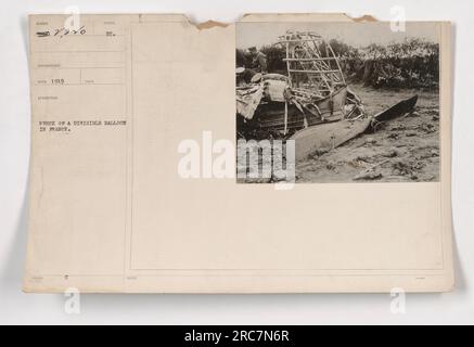 Sachliche Beschriftung: Ein 1919 aufgenommenes Foto, das als 111-SC-2320 bezeichnet wird, zeigt das Wrack eines Luftballons in Frankreich. Das Bild ist rot getönt und ist Teil einer größeren Reihe amerikanischer Militäraktionen während des Ersten Weltkriegs. Stockfoto