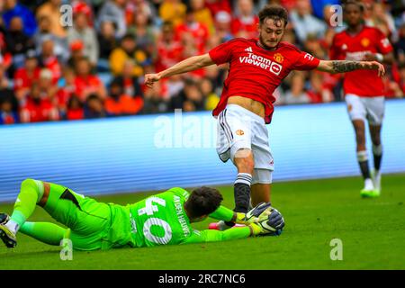 Oslo, Norwegen, 12. Juli 2023. Der Torwart von Leeds United, Dani van den Heuvel, rettet den Ball an den Füßen von Manchester United, Joe Hughill, im Ullevål-Stadion in Oslo im Spiel zwischen Manchester United und Leeds United. Kredit: Frode Arnesen/Alamy Live News Stockfoto