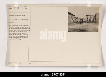 Amerikanische Truppen des 2. Bataillons, der 167. Infanterie, der 42. Division können in der Stadt direkt hinter den vorderen Gräben in Ancerviller, Meurthe et Mosselle, Frankreich, in Aktion gesehen werden. Die Stadt wird regelmäßig von den Deutschen beschossen. Dieses Foto ist Teil einer Serie, die während des Ersten Weltkriegs aufgenommen wurde. Stockfoto