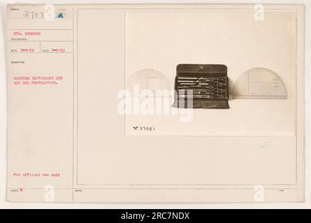 CPL. Newberg auf diesem Foto, das am 5. Februar 1919 aufgenommen wurde, ist mit einem Satz Zeicheninstrumente und Militärmessern zu sehen. Dieses Bild, das in der Serie mit 37081 nummeriert ist, wurde am 8. Februar 1919 offiziell zur Verwendung unter den Hinweisen mit der Bezeichnung 37081 herausgegeben. Stockfoto