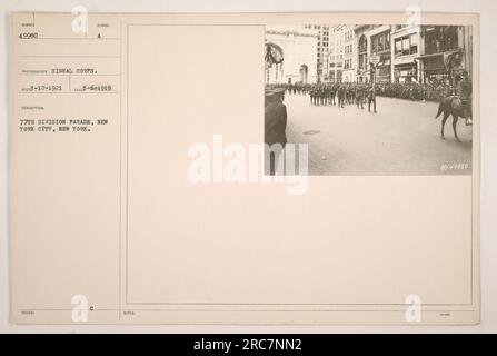 Das Bild zeigt eine Parade der 77. Division in New York City, New York. Das Foto wurde am 13. Oktober 1921 vom Signalkorps aufgenommen. Die Beschreibung des Fotos zeigt, dass es am 6. Mai 1919 aufgenommen wurde. Das Bild ist mit Nummer 49980 beschriftet. Stockfoto