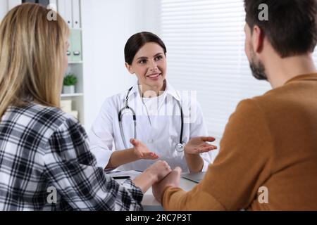 Paare mit Termin beim Fertilitätsarzt in der Klinik. Patientenkonsultation Stockfoto