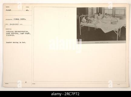 Soldaten in Camp Grant, Illinois, nehmen an physischen Rekonstruktionsaktivitäten im Basiskrankenhaus Teil. Auf diesem Bild sehen Sie, wie sie im Bett Korb machen. Das Foto wurde vom Signalkorps am 19. Februar 1921 aufgenommen. Korbherstellung war eine therapeutische Aktivität, die bei der Heilung und Rehabilitation von verwundeten Soldaten helfen sollte. Stockfoto