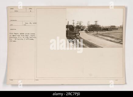 Ein Konvoi von Lkws der 23. Ingenieure wird auf dem Weg von New York nach Camp Belvoir auf einer Straße gesehen. Der Konvoi besteht aus 60 Lastwagen mit 3 Offizieren und 104 Männern. Das Foto wurde am 26. Februar 1918 von Nimer Photographer aufgenommen, und die Beschreibung und Notizen wurden von H Sol herausgegeben. Stockfoto