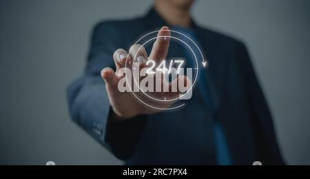 Kundenservice. Non-Stop-Service-Konzept. Geschäftsmann mit virtuellem 24/7-Player und Uhr weltweit rund-um-die-Uhr-Service Stockfoto