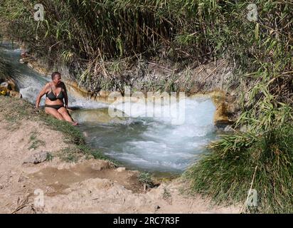 Saturnia, Italien - 13. September 2022: Die Menschen baden in den heißen Quellen der Saturnia Therme, Saturnia, Toskana, Italien Stockfoto