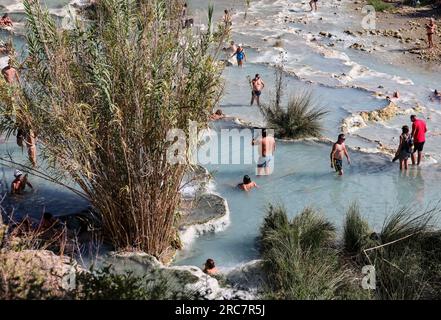 Saturnia, Italien - 13. September 2022: Die Menschen baden in den heißen Quellen der Saturnia Therme, Saturnia, Toskana, Italien Stockfoto