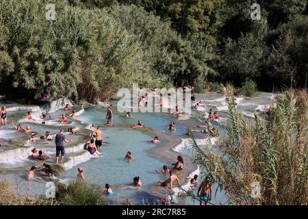 Saturnia, Italien - 13. September 2022: Die Menschen baden in den heißen Quellen der Saturnia Therme, Saturnia, Toskana, Italien Stockfoto