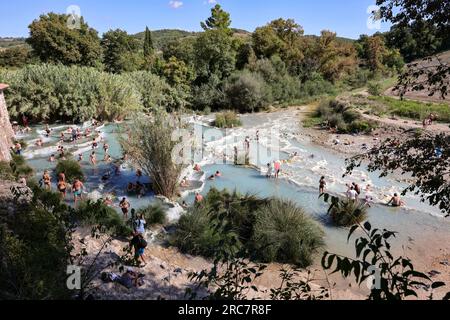 Saturnia, Italien - 13. September 2022: Die Menschen baden in den heißen Quellen der Saturnia Therme, Saturnia, Toskana, Italien Stockfoto