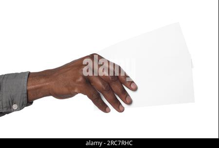 Ein afroamerikanischer Mann hält Flugblätter auf weißem Hintergrund, Nahaufnahme. Modell für Konstruktion Stockfoto