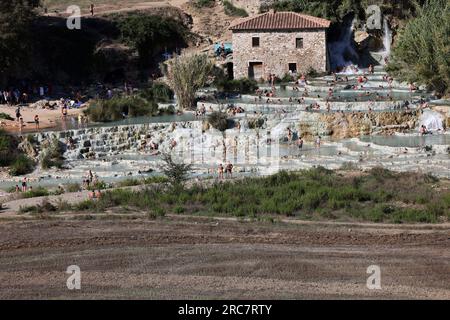 Saturnia, Italien - 13. September 2022: Die Menschen baden in den heißen Quellen der Saturnia Therme, Saturnia, Toskana, Italien Stockfoto