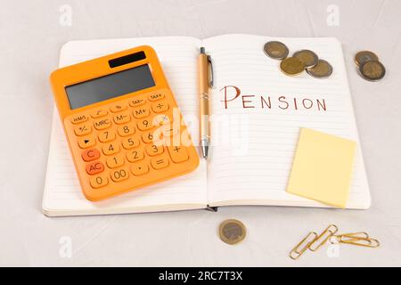 Taschenrechner, Notizbuch mit Wort Pension, Stift, Münzen, Haftnotiz und Büroklammern auf hellgrauem Tisch. Altersvorsorgekonzept Stockfoto