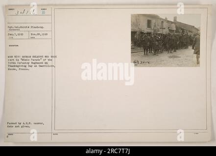 Sergeant Morris Fineberg hat dieses Foto am 28. November 1918 während der "Mimie Parade" des 315. Infanterie-Regiments am Thanksgiving-Tag in Damvillers, Maas, Frankreich, aufgenommen. Hier sehen Sie Männer mit deutschen Helmen, die an der Parade teilgenommen haben. Das Foto wurde vom A.E.F.-Zensor genehmigt, aber das genaue Datum ist unbekannt. Stockfoto