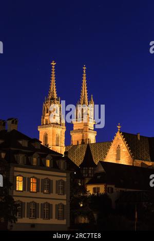 Der Zwillingsturm der Basler Kathedrale unter dem blauen Nachthimmel Stockfoto