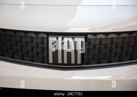 Mailand , Italien - 07 10 2023 : Fiat Car Logo Markendetails Textschild Vorderseite des weißen italienischen Autos Stockfoto