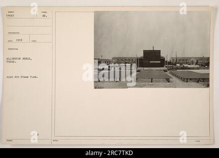Ein Open-Air-Klassenzimmer in Ellington Field, Texas, 1919. Das Foto mit der Nummer 19441 wurde vom Fotografen Reco aufgenommen. Das Bild zeigt Soldaten in Uniform, die sich um einen Ausbilder versammelt haben und an einer Trainingssitzung teilnehmen. Das Foto ist Teil der Sammlung „Fotografien amerikanischer Militäraktivitäten während des Ersten Weltkriegs“. Stockfoto