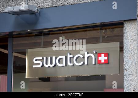 Bordeaux , Frankreich - 07 10 2023 : Farbmuster Logo Kette und Textschild Vorder-Schild des Ladens schweizer Uhren Markenshop Stockfoto