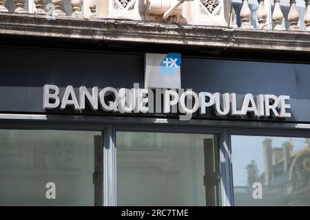 lyon, Frankreich - 06 16 2023 : Banque populaire Signature Text and Brand Logo Wall Facade Eingangsbüro französische populäre Bankagentur Stockfoto