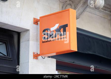 Bordeaux , Frankreich - 06 27 2023 : Sixt-Logo-Markenverleihfahrzeug und Textzeichen für Autovermietungsbüro in der französischen Ladenstraße Stockfoto