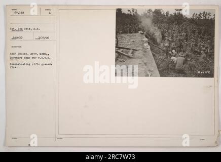 Infanteriesoldaten in Camp Devens in Ayer, Massachusetts, nehmen am R.O.T.C. Training Teil. Das Foto zeigt eine Demonstration des Gewehrgranatenfeuers, insbesondere der VB-Granate. Der Sergeant auf dem Foto ist als Sergeant Joe Hits vom Signalkorps identifiziert. Das Bild wurde vom Fotografen f/2/20 aufgenommen. Stockfoto