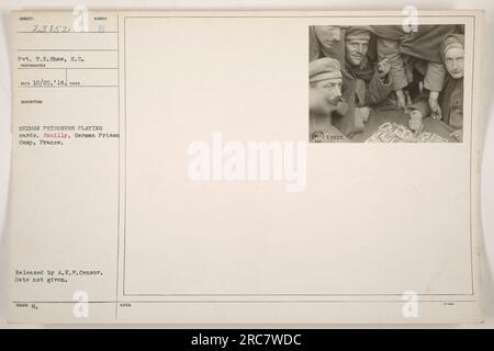 Deutsche Kriegsgefangene im Souilly-deutschen Gefängnislager in Frankreich, Kartenspielen. Das Foto wurde von Pvt. T.R. gemacht Shaw und vom A.E.P. Censor freigelassen. Das genaue Datum des Fotos ist unbekannt, aber es wurde am 25. Oktober 1918 empfangen. Stockfoto