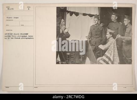 Alliierte Soldaten posierten für ein Gruppenfoto mit einem älteren französischen Fotografen im Ersten Weltkrieg. Das Foto wurde vom Fotografen des Signalkorps, Nummer 50141, als Teil der Dokumentationseinheit aufgenommen. Stockfoto