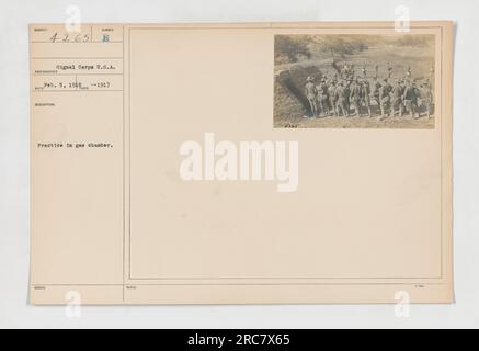 Soldaten, die während des Ersten Weltkriegs in einer Gaskammer üben. Dieses Foto wurde am 5. Februar 1918 vom Signalkorps der USA aufgenommen. Ziel dieser Schulung war es, die Soldaten mit Gasangriffen und ihrer Schutzausrüstung vertraut zu machen. Stockfoto