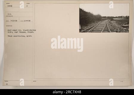 Arbeiter, die während des Ersten Weltkriegs eine Rennstrecke in Aytre, Frankreich, im Camp Pullman bauten. Dieses Bild wurde vom Fotografen am 4. November 1918 aufgenommen und hat die Nummer 57975 S.C. Das Foto wurde vom 21. Grand Division Transportation Corps herausgegeben und ist mit dem Symbol „E“ gekennzeichnet. Stockfoto