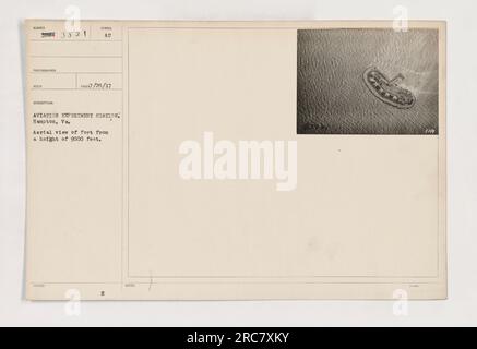 Luftaufnahme der Festung Monroe aus einer Höhe von 9000 Metern. Aufgenommen am 7/28/1917 in der Aviation Experiment Station in Hampton, VA. Das Foto hatte die Nummer 111-SC-3821. Das Symbol AU entspricht dem Fotografen Reed. Dieses Bild ist Teil der Sammlung 34 3821 und hat die Beschreibung „Luftaufnahme der Festung aus einer Höhe von 9000 Fuß“. Da ist ein Zettel, auf dem steht "FI54". Stockfoto