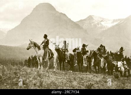 Vereinigte Staaten: 1918. Ein Fotogravur mit dem Titel „The Pass Finders“ von Roland Reed von den Piegan Ureinwohnern auf dem Pferderücken Stockfoto