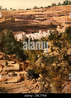 Mesa Verde, Colorado: c. 1898 Ein Fotochrom der Detroit Publishing Company zeigt den Cliff Palace, der von den Anasazi-Ureinwohnern in den Klippenhäusern von Mesa Verde erbaut wurde. Stockfoto