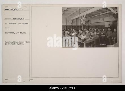 Eine Gruppe von Studenten der vierten Klasse in einem Englischkurs in Camp Upton, Long Island, im Ersten Weltkrieg Das Foto wurde am 8. Mai 1920 von einem offiziellen US-Fotografen aufgenommen. Das Bild ist Teil einer größeren Sammlung, die amerikanische Militäraktionen während des Krieges dokumentiert. Stockfoto