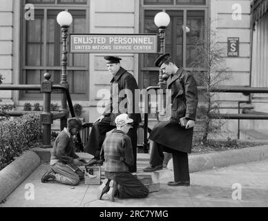 Washington, D.C., Dezember 1943 Kinderpolierschuhe von US-Marineoffizieren vor dem Service Center der Vereinten Nationen. Stockfoto