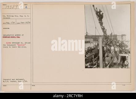 Lieutenant William Fox vom Signalkorps hat dieses Foto am 29. Juni 1918 in Newport News, Val, gemacht. Das Bild zeigt die 313. Metzgerei an Bord des Transportschiff „America“, das bereit ist, vom Pier abzufahren. Das Foto wurde zensiert und am 1. August 1918 vom M.I.B.-Zensor veröffentlicht. Ausgegebene Notizen für dieses Foto haben die Nummern 13525 1 bis 94. Stockfoto