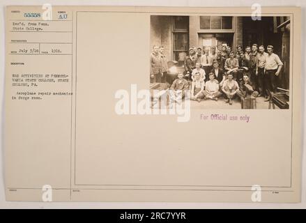 Flugzeugreparaturmechaniker am Pennsylvania State College in State College, PA, werden während des Ersten Weltkriegs im Schmiedezimmer gesehen Dieses 1918 aufgenommene und vom Penn State College erhaltene Foto zeigt die Kriegsaktivitäten und Bemühungen, die sich auf die Reparatur und Wartung von Flugzeugen konzentrierten. Stockfoto