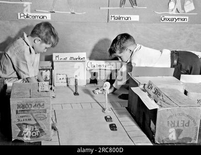Vereinigte Staaten: c. 1950. Kinder in der Schule, die Erwachsene Mitglieder der Gemeinde spielen, Stockfoto