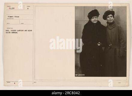 Mrs. Robert Lansing und Miss Edith Benham, aufgenommen auf diesem Foto mit der Nummer 63.338, waren im Ersten Weltkrieg Teil des amerikanischen Signalkorps. Es wurde mit der Beschreibung aufgenommen, die der Fotograf erhalten und ausgestellt hat. Auf dem Bild befinden sich das Symbol „H“ und eine Benachrichtigung „B NOTF“. Stockfoto