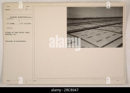 Panoramafoto aufgenommen von Sergeant McGarrigle, mit Blick auf die Lagerhäuser an der Army Supply Base in Norfolk, VA. Das Foto wurde am 17. Juni 1919 aufgenommen. Das Armeepersonal wird auf dem Stützpunkt bei Aktivitäten beobachtet. Dieses Bild ist Teil der Sammlung amerikanischer Militäraktionen während des Ersten Weltkriegs. Stockfoto