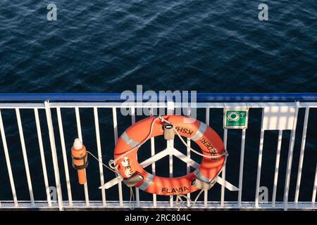 Rettungsring mit selbstzündendem Licht auf dem Geländer der Stena Line Fähre „Stena Flavia“ auf See Stockfoto