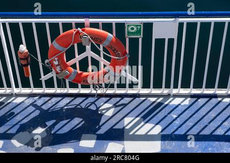 Rettungsring mit selbstzündendem Licht auf dem Geländer der Stena Line Fähre „Stena Flavia“ auf See Stockfoto