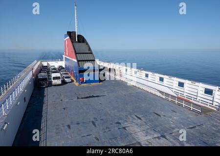 Ziemlich leeres Autodeck auf der StenaLine-Fähre Stena Flavia von Travemünde (Deutschland) nach Liepāja (Lettland) Stockfoto