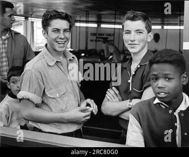 San Francisco, Kalifornien: ca. 1955 junge männliche Teenager, die rumhängen. Stockfoto