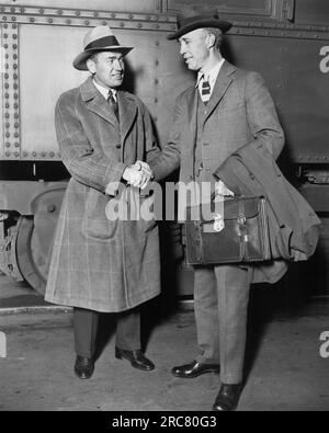 Chicago, Illinois: 23. April 1930 Pro-Golfer Leo Diegel (L) begrüßt den Vorsitzenden des Olympischen Organisatorkomitees 1932, Zach Farmer, am Bahnhof in Chicago. Stockfoto