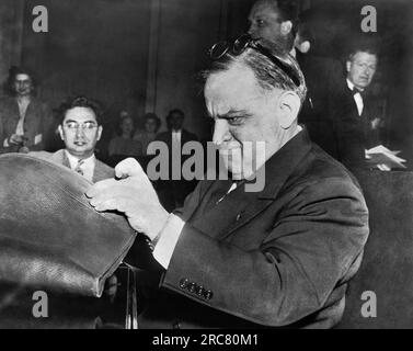 Washington, D.C.: 21. März 1947 ehemaliger New Yorker Bürgermeister Fiorello La Guardia, als er vor dem Bankenausschuss des Senats zugunsten des Billigwohnungsgesetzes aussagte. Stockfoto