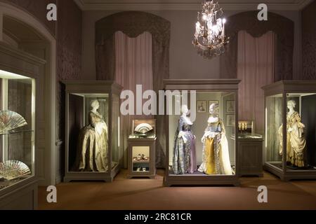 Rundāle-Palast im Inneren, Zimmer im Schloss mit einer Ausstellung Mode des 18. Jahrhunderts Stockfoto