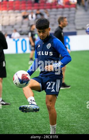 Vancouver, Kanada. 12. Juli 2023. Vancouver, British Columbia, Kanada, Juli 12. 2023: Ryan Raposo (27 Vancouver Whitecaps FC) wärmt sich auf, bevor das große Fußballspiel zwischen Vancouver Whitecaps FC und Austin FC im BC Place Stadium in Vancouver, British Columbia, Kanada (NUR REDAKTIONELLE VERWENDUNG) stattfindet. (Amy Elle/SPP) Guthaben: SPP Sport Press Photo. Alamy Live News Stockfoto