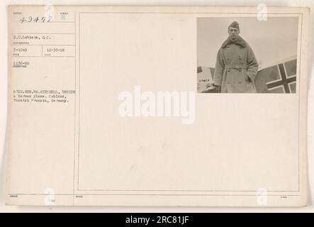 Brigg. General William Mitchell steht neben einem gefangenen deutschen Flugzeug in Coblenz, Rheinpreußen. Das Foto wurde von H.D. aufgenommen Lothers und ausgestellt am 30. Dezember 1918. Stockfoto