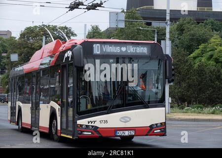 Skoda Trolley Bus in einer Straße in Vilnius, Litauen. Öffentliche Verkehrsmittel mit Text „Vilnius Loves Ukraina“ Stockfoto